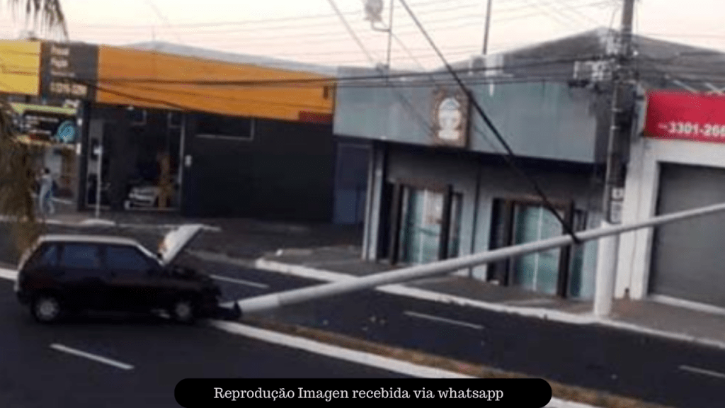 Carro derruba poste na avenida Tiradentes região Central de&nbsp;Marilia