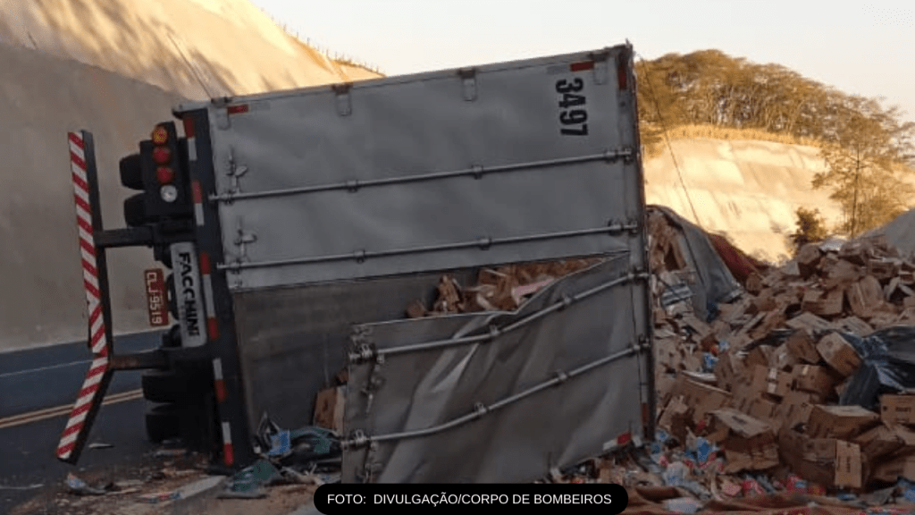 Caminhão tomba na SP-333 e vítima é ferida&nbsp;gravemente
