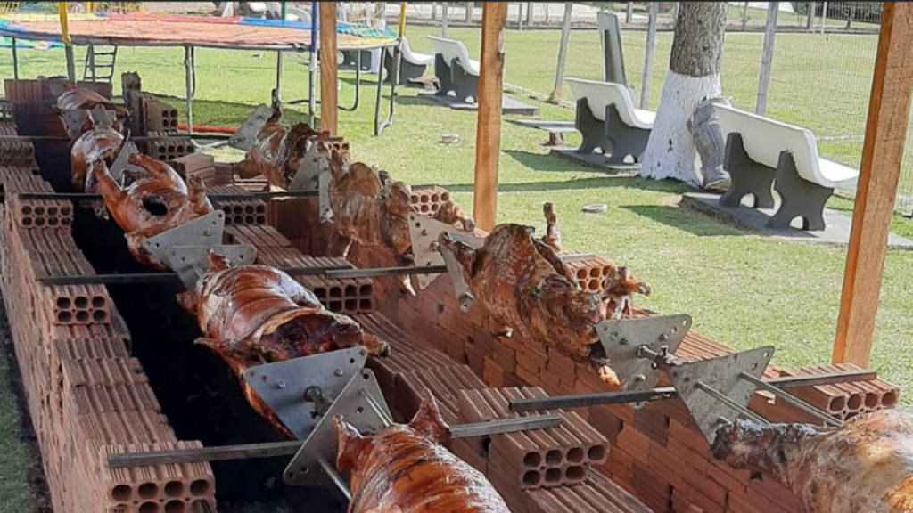 Vendas dos convites para 28ª almoço do Porco no Rolete da Associação dos Engenheiros têm plantão neste sábado&nbsp;(19)