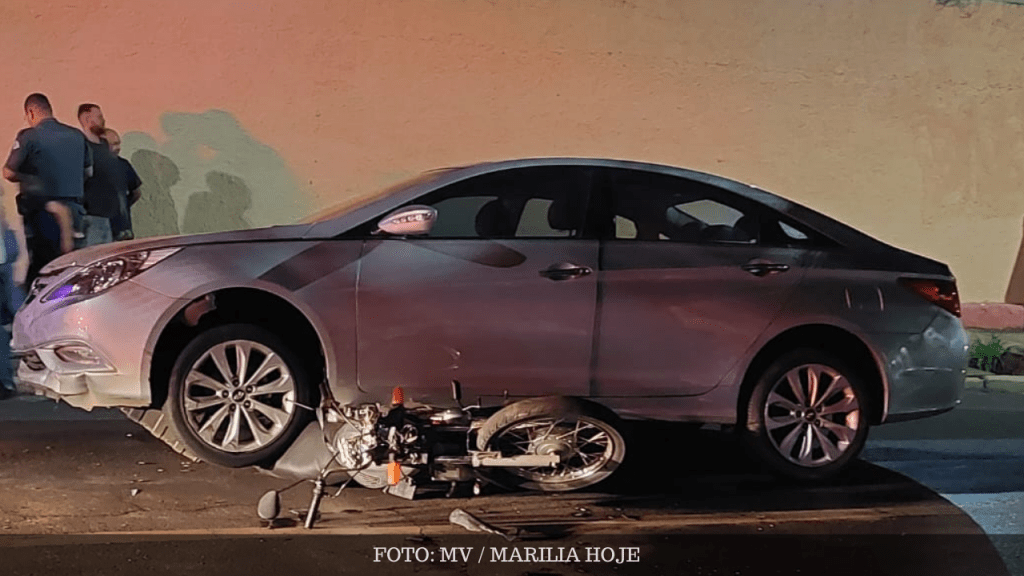 Acidente entre carro e moto causa desvio no trânsito na zona Leste de&nbsp;Marília