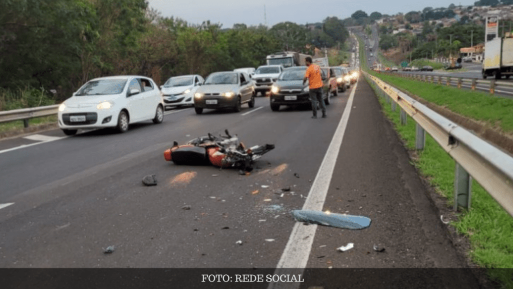 Acidente provoca queda de motociclista na Rodovia do Contorno em&nbsp;Marília