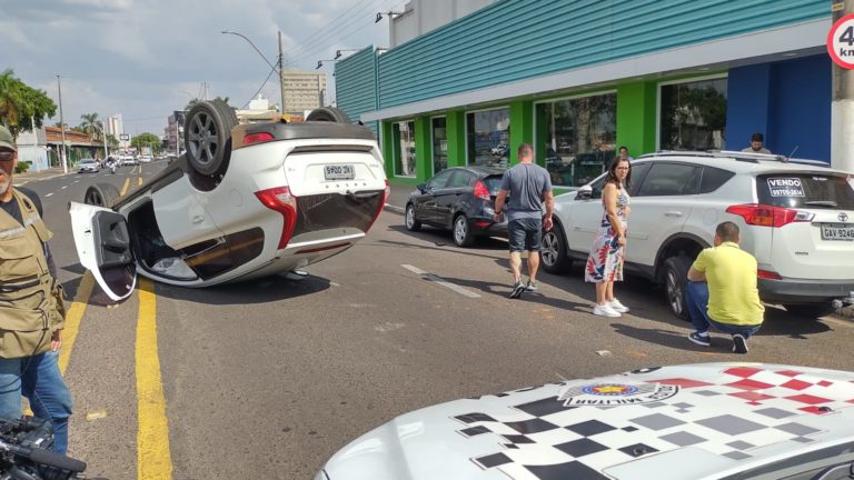 Carro capota na avenida Sampaio Vidal após motorista perder o controle do&nbsp;veículo