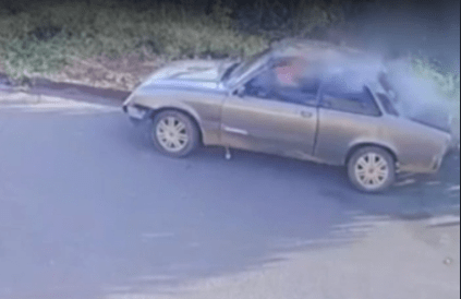 Após discussão de casal, homem vai para o bar, e mulher  coloca fogo no carro, câmera de segurança registra o&nbsp;crime