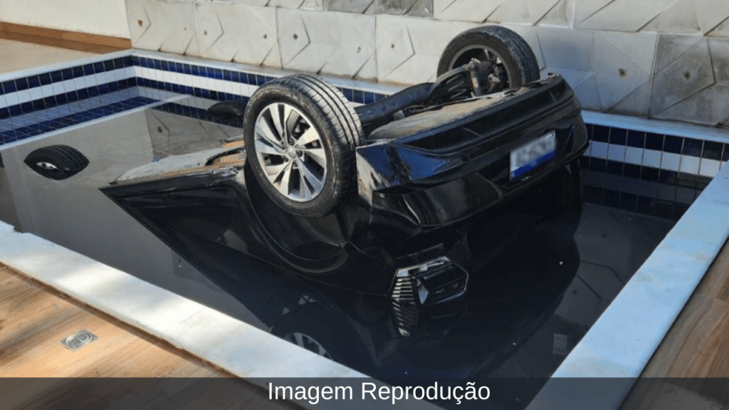 Carro cai na piscina e jovem de 22 anos morre afogada no&nbsp;Guarujá