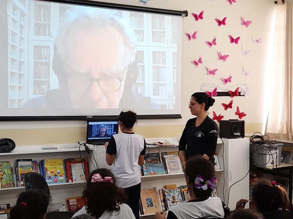 Alunos da rede municipal de ensino conversam com o premiado escritor Ricardo&nbsp;Azevedo