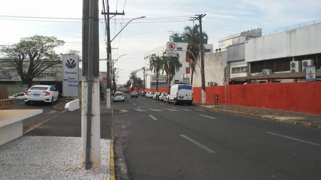 Emdurb proíbe estacionamento de ônibus e caminhões na avenida Castro Alves e instala nova&nbsp;sinalização