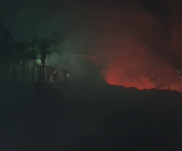 Incêndio em vegetação próximo a via expressa atinge parte dos fundos de Casa de Eventos em&nbsp;Marília