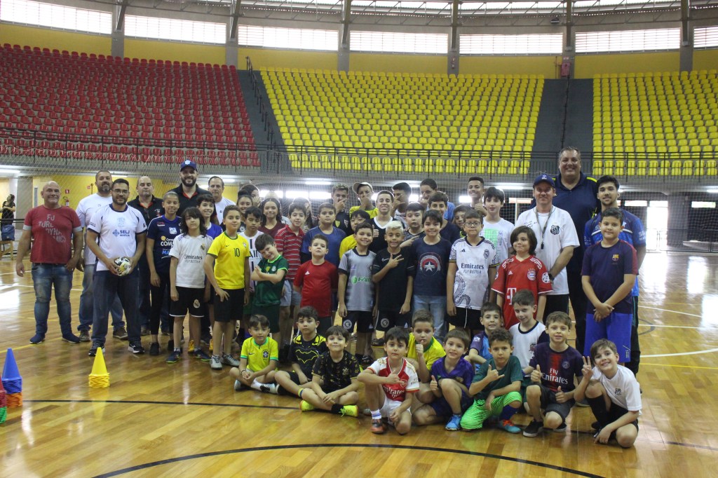 Crianças e adolescentes de Projeto Social Esportivo recebem novos materias para realização das&nbsp;atividades