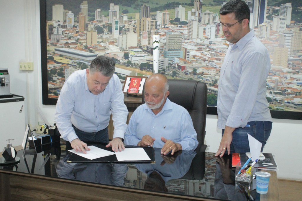 Prefeitura de Marília sanciona Lei que autoriza crédito para pagamento do piso da Enfermagem às entidades&nbsp;conveniadas