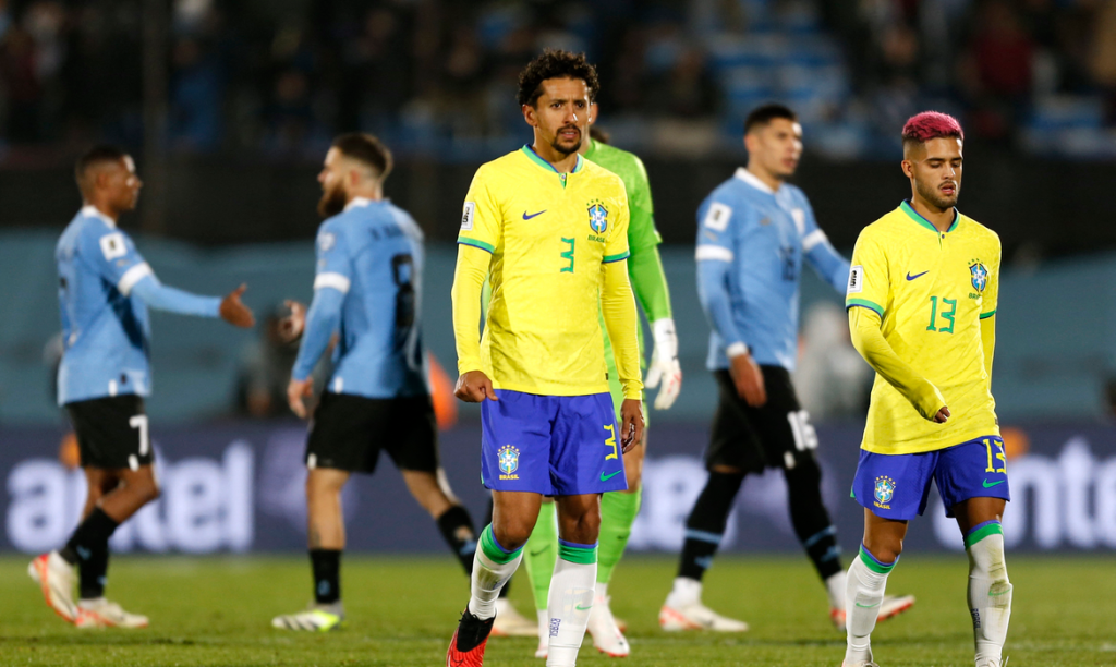 Eliminatórias: Brasil perde para Uruguai em noite para&nbsp;esquecer