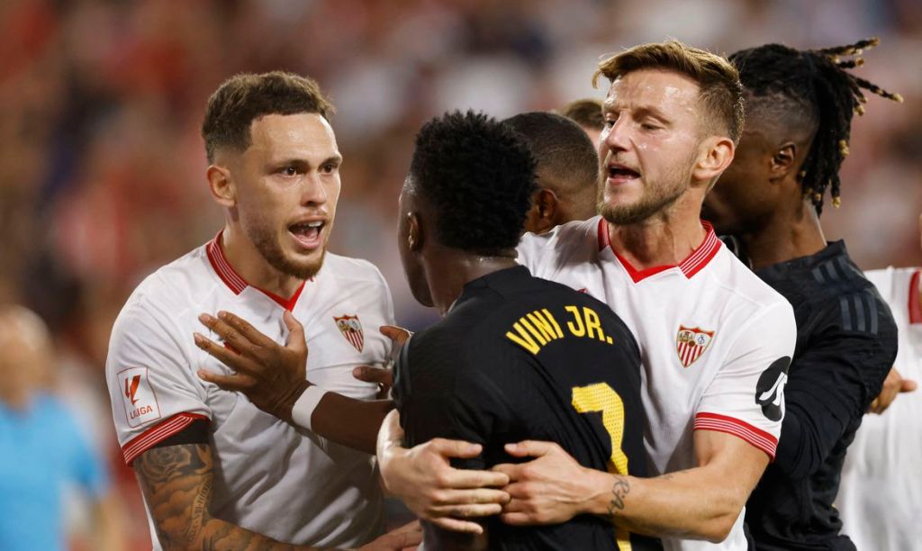 Racismo no Esporte: Sevilla expulsa torcedor que cometeu atos racistas em jogo contra&nbsp;Real