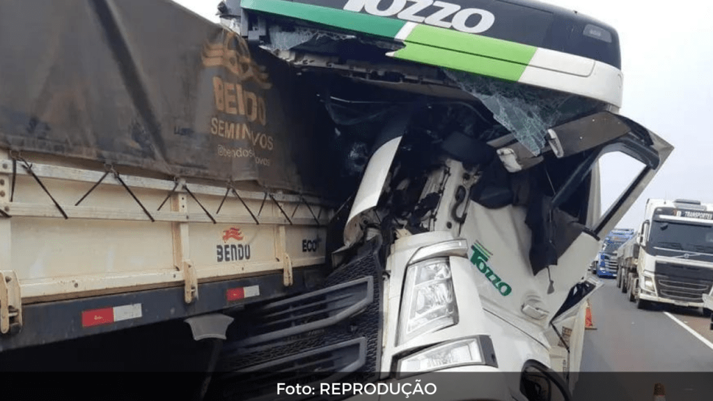 Acidente entre caminhões na BR-153 deixa um ferido e parte da pista&nbsp;interditada