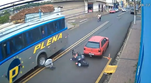 Motociclista cai ao ser “fechado” por veículo e na sequência é atingido na cabeça por ônibus na&nbsp;região