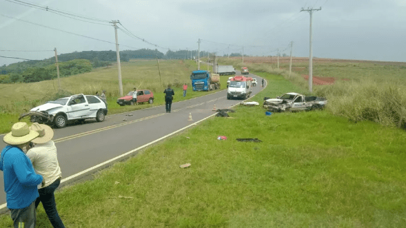 TRAGÉDIA: Duas pessoas morrem em batida entre carro e caminhonete em estrada vicinal na&nbsp;região