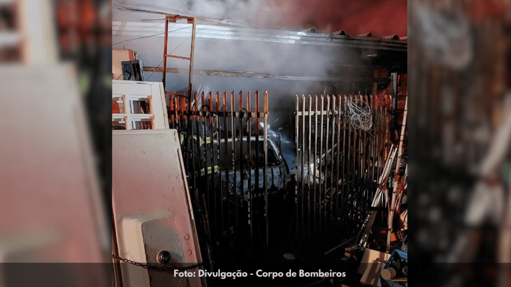 Carro é queimado completamente em incêndio nesta madrugada(09) na zona Norte de&nbsp;Marília