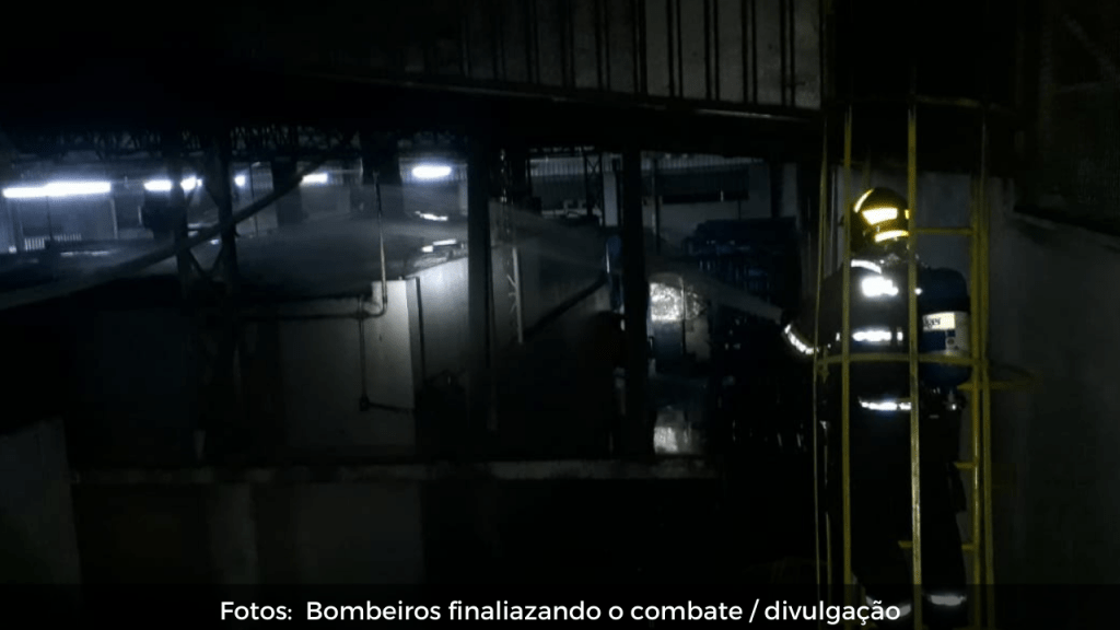 Incêndio em grande indústria metalúrgica de Marília mobiliza Bombeiros durante a madrugada desta quarta-feira(04)
