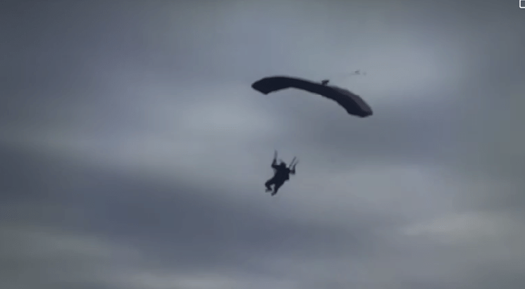 Homem morre e duas mulheres são feridas gravemente após serem atingidos por paraquedista desgovernado na&nbsp;região