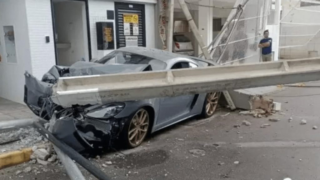 Carro avaliado em R$ 1 milhão bate em poste durante suposto racha e motorista foge a pé em&nbsp;SC