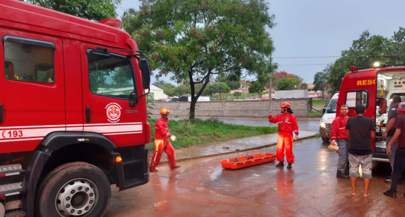 Mulher cai da ponte mas é resgatada pelo Corpo de&nbsp;Bombeiros