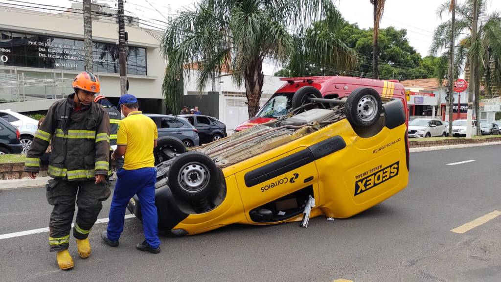 Veículo dos Correios é atingido e capota na avenida Rio Branco região Central de&nbsp;Marilia