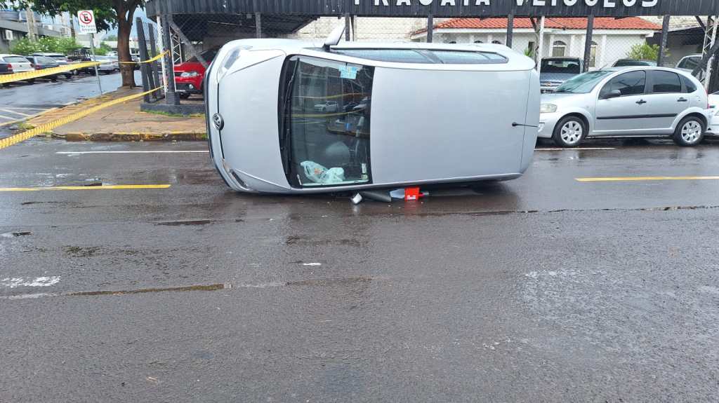 Acidente em Marília nesta manhã de terça-feira assustou comerciantes e moradores do&nbsp;Fragata