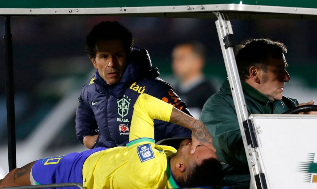 Neymar é submetido a cirurgia no joelho&nbsp;esquerdo