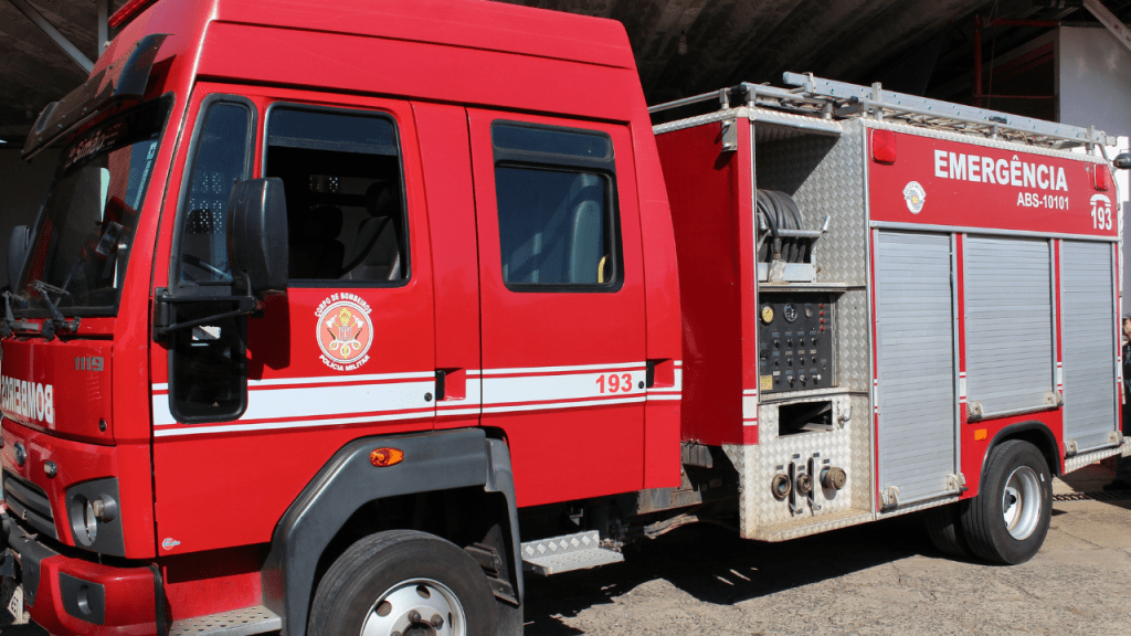 Geladeira pega fogo em prédio na zona Oeste e Bombeiros são acionados para controlar o&nbsp;incêndio
