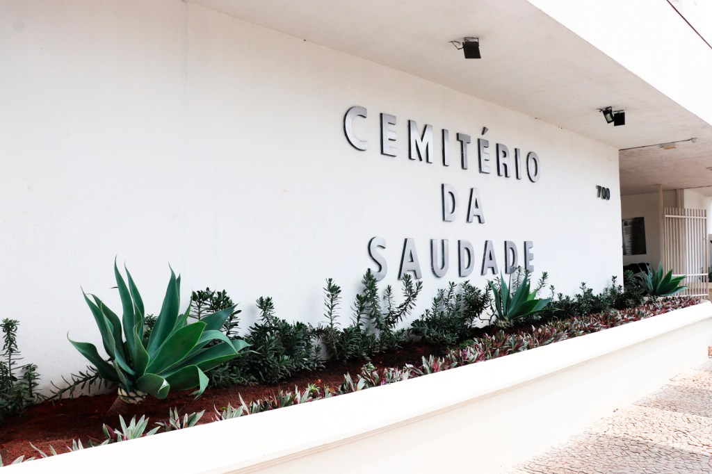 Prefeitura e Limpeza Pública montam estrutura de apoio para receber 10 mil visitantes no Cemitério da&nbsp;Saudade