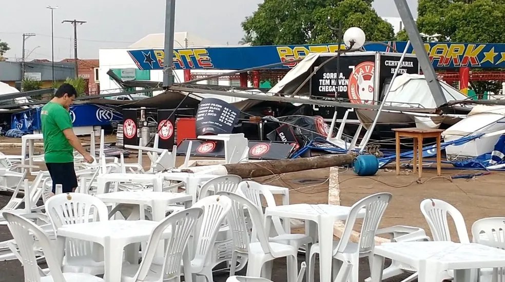 Temporal com ventos fortes derruba parte da estrutura de evento musical na região em menos de 10&nbsp;minutos