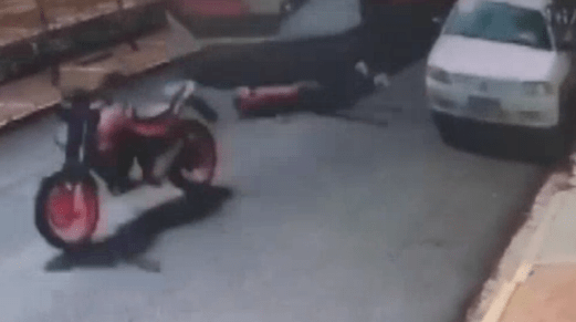 Jovem motociclista passa mal e cai embaixo de ônibus no interior de SP. Vídeo registra o momento do&nbsp;acidente