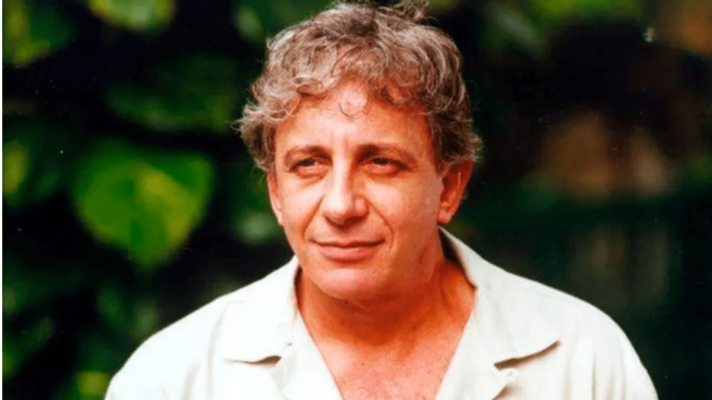 Ator Marco Nanini cai no palco durante espetáculo, machuca o nariz, recebe atendimento médico e retorna ao palco para encerrar o&nbsp;espetáculo