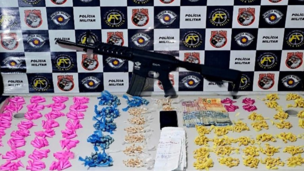 Jovem com Mais de Mil Porções de Drogas e Simulacro de Fuzil é Preso pela PM em&nbsp;Marília