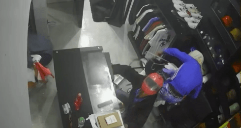 Acusados são presos após assaltarem loja na região Central de Marília, câmera de segurança registra a ação&nbsp;criminosa