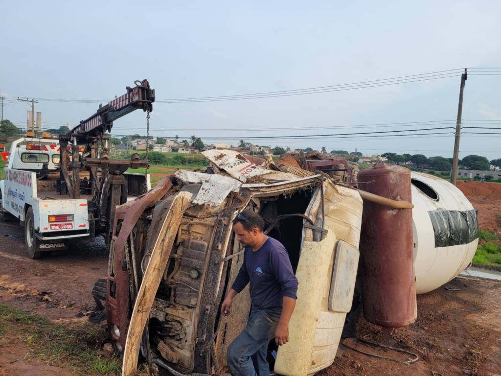 SUSTO: Caminhão carregado com cimento tomba em acesso da SP-294 em&nbsp;Marília