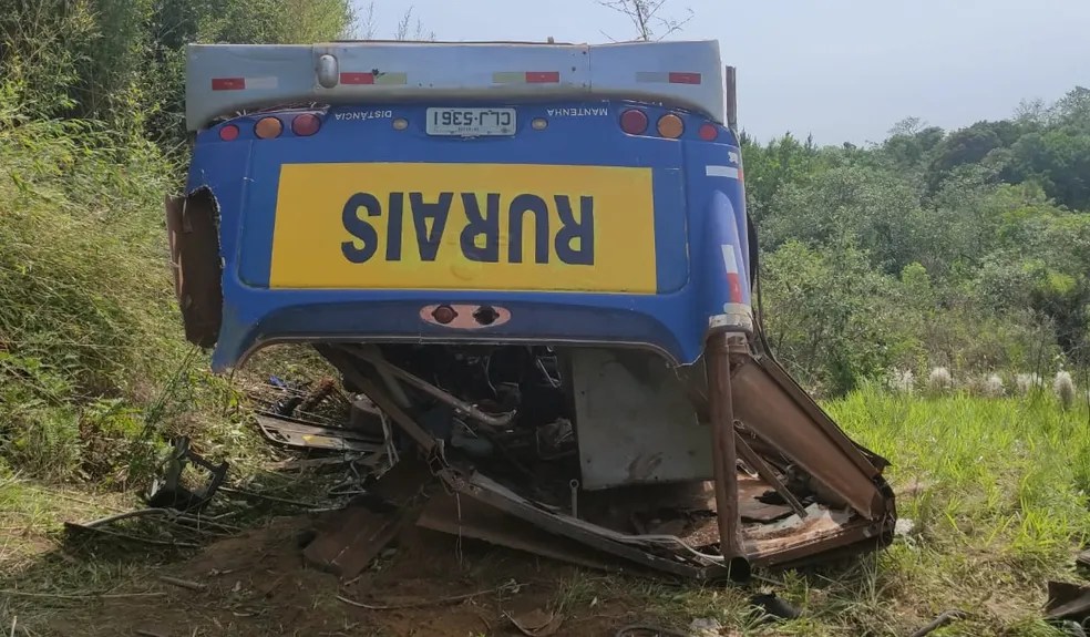 TRAGÉDIA NA REGIÃO: Ônibus com trabalhadores rurais capota em ribanceira, uma pessoa morreu e várias ficaram&nbsp;feridas