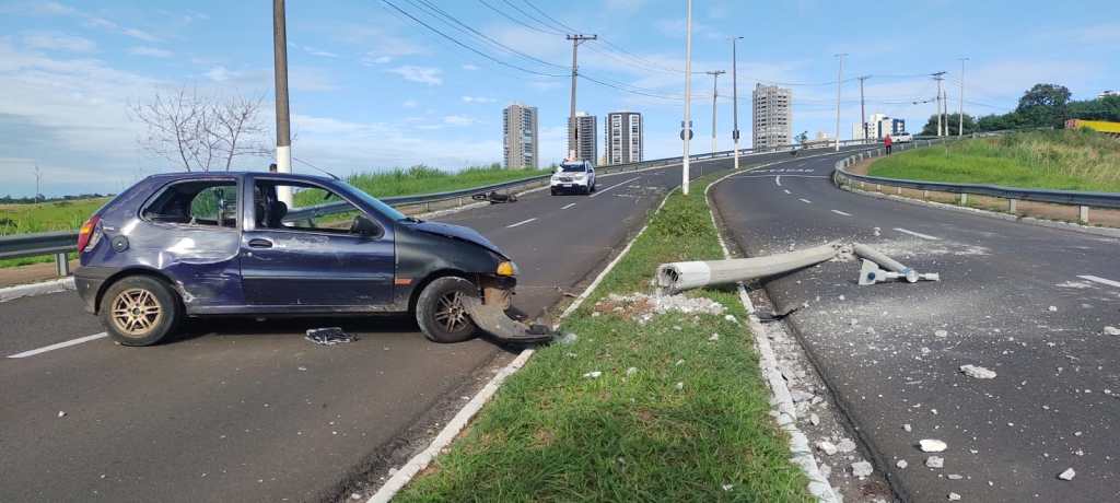 Acidente na Via Expressa: Carro atinge moto, derruba poste e condutor foge do&nbsp;local