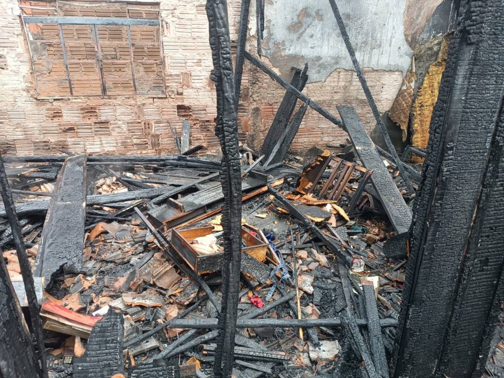 Incêndio Devasta Residência no Bairro Castelo Branco em Marília na manhã deste&nbsp;domingo(26)