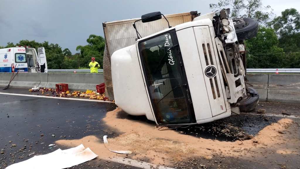 Acidente na SP-294: Carreta carregada de frutas tomba entre Marília e Vera&nbsp;Cruz