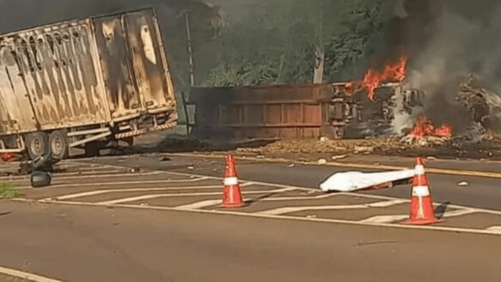 Tragédia na Região:  Acidente deixa um policial militar e dois caminhoneiros&nbsp;mortos