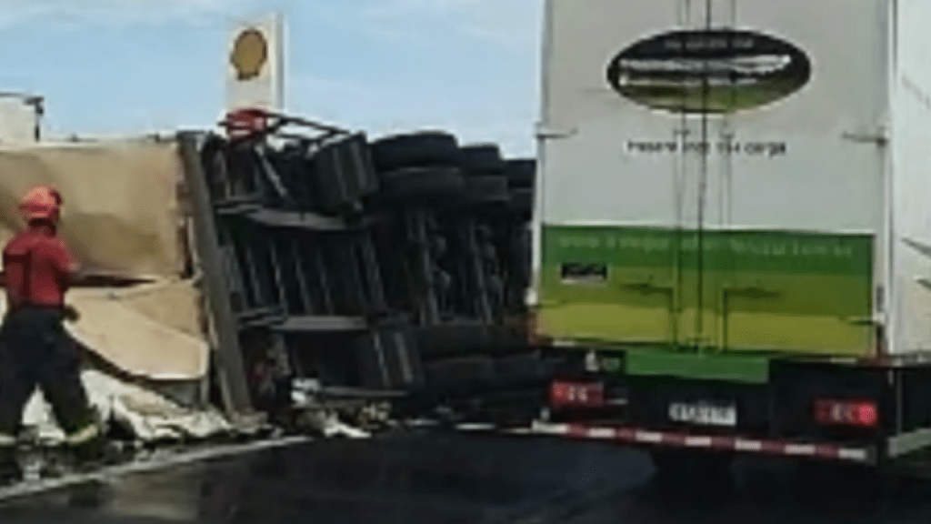 Grave Acidente: Caminhão Carregado de Cerveja Tomba Próximo à Polícia Rodoviária em&nbsp;Marília
