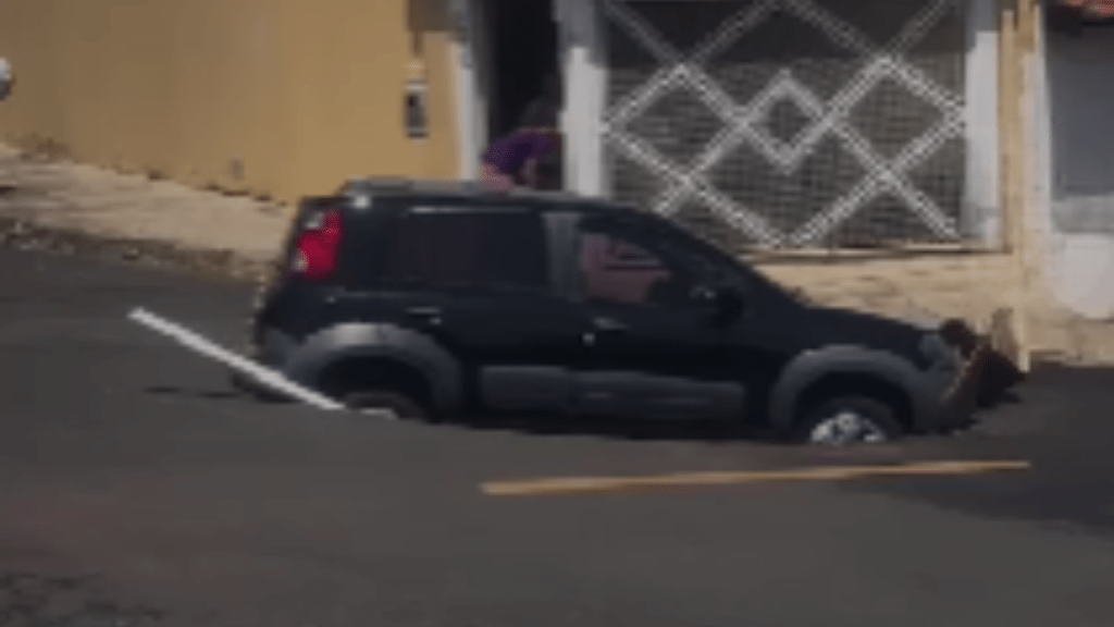 Carro é ‘engolido’ por cratera em Marília após dias de alertas ignorados pelo poder&nbsp;público