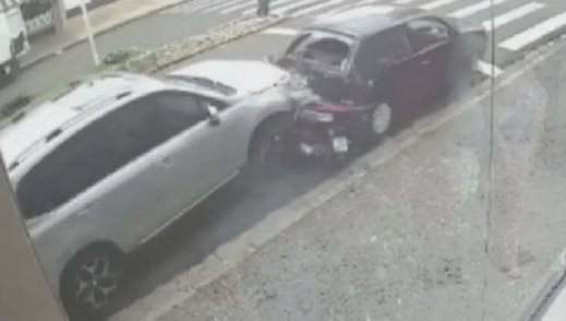 Carro desgovernado atinge moto e carro estacionados e na sequência a vitrine de uma loja, vídeo registrou o momento do&nbsp;incidente