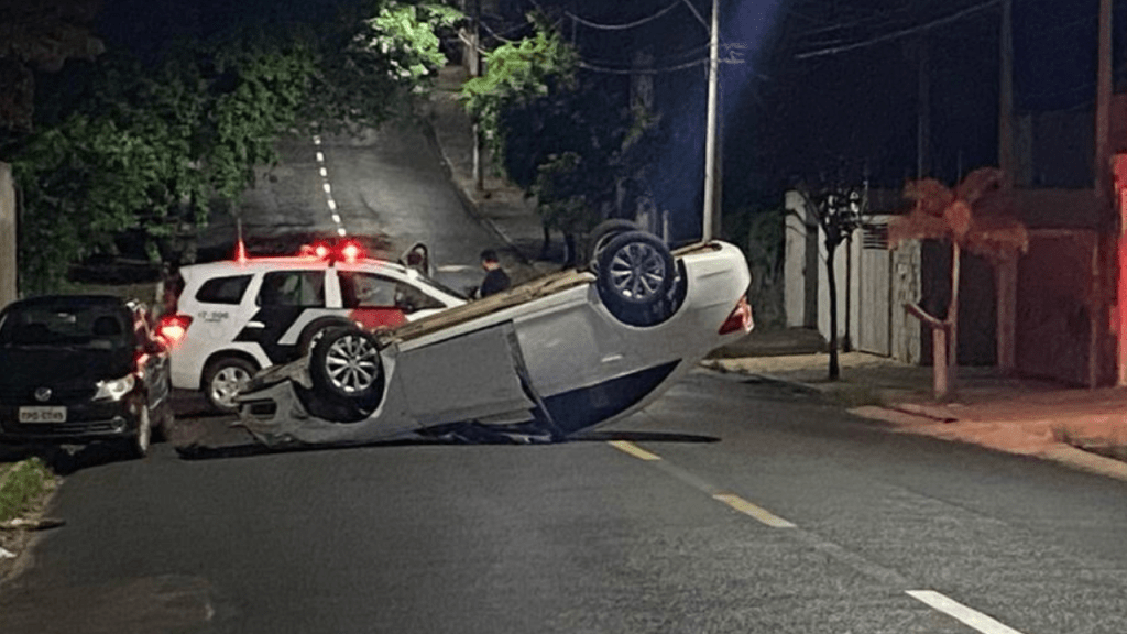 Cena Impactante: Carro Capota e Fica com as Rodas para o Alto na Região Central de&nbsp;Marília