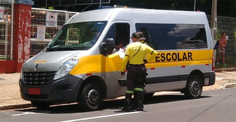 Emdurb promove fiscalização de veículos escolares com foco nas normas de&nbsp;segurança