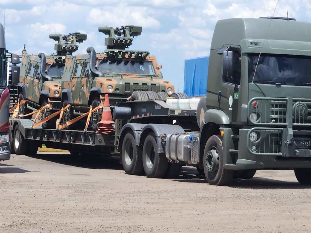 Blindados do Exército Brasileiro que seguem para divisa com a Venezuela estão em Marília nesta quinta-feira&nbsp;(07)