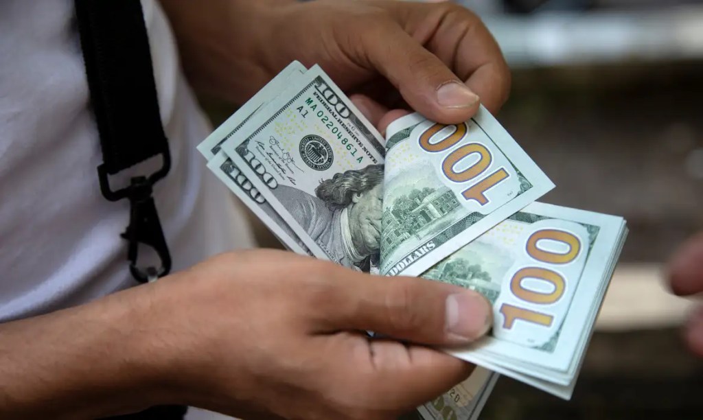 Dólar sobe para R$ 4,91 no primeiro dia útil do&nbsp;ano