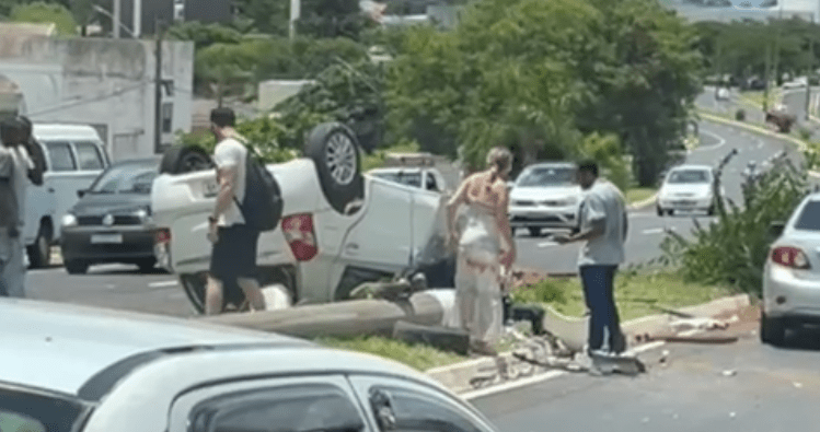 Perigo: Motorista fica ferido após capotar veículo e derrubar poste na avenida Sanches Cibantos em&nbsp;Marília