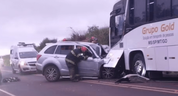 Homem Morre em Batida Frontal entre Carro e Ônibus em Vicinal na&nbsp;Região