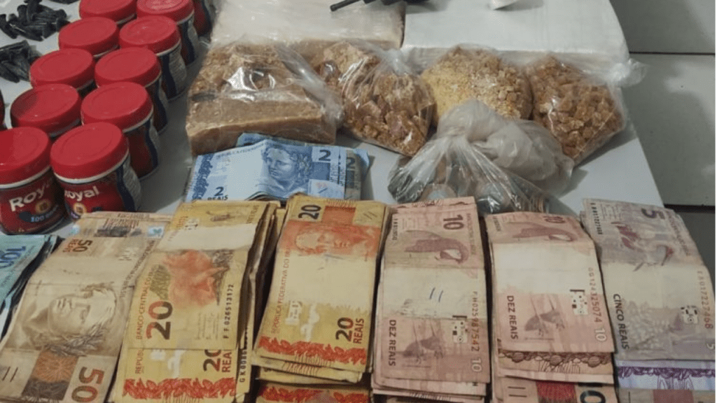 PM Prende Cinco homens por Tráfico Apreende Drogas e mais de R$ 23 mil em dinheiro em&nbsp;Marília
