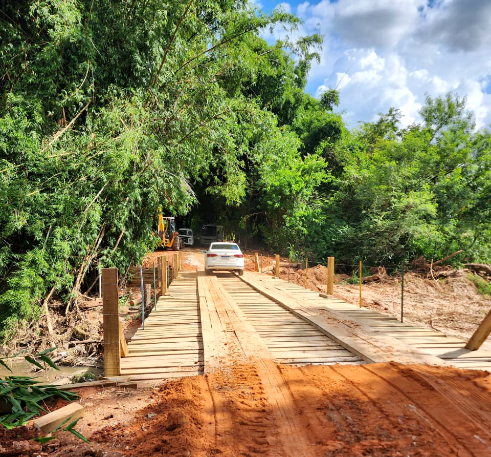 Prefeitura e Secretarias de Obras e Agricultura concluem a construção da ponte da vicinal de&nbsp;Dirceu